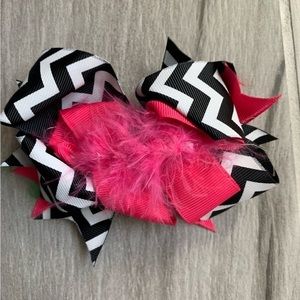 𝅺New Girls Chevron Hair Bow - Black chevron Print With Hot Pink Feather Accent.